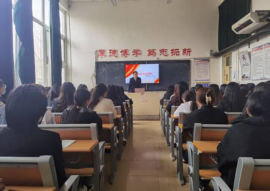 一群人在餐厅的椅子上描述已自动生成